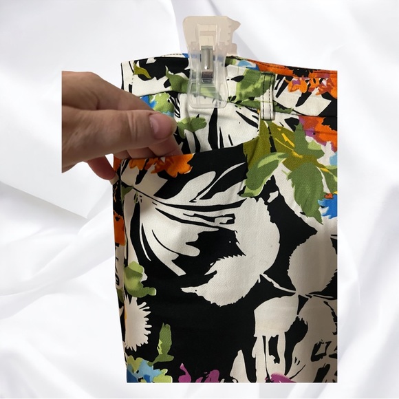 A pair of Trisisto floral capris in size 10 - Picture 5 of 9